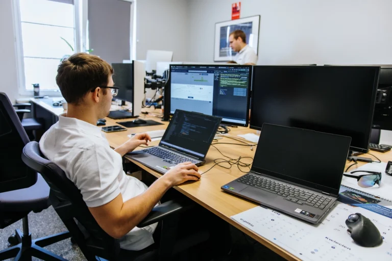 programista przy komputerze - praca nad systemami MES