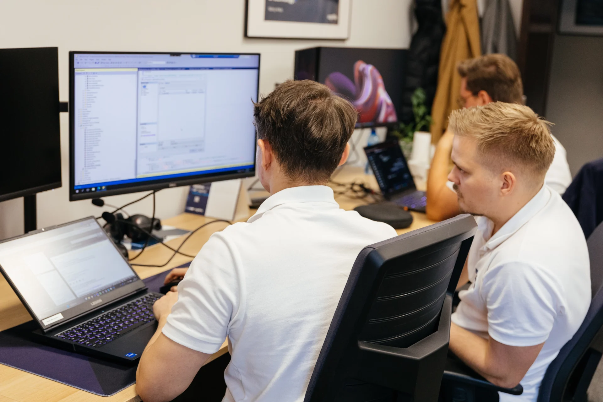 Zespół pracujący nad rozwiązaniami IT w przemyśle i optymalizacją procesów produkcyjnych.