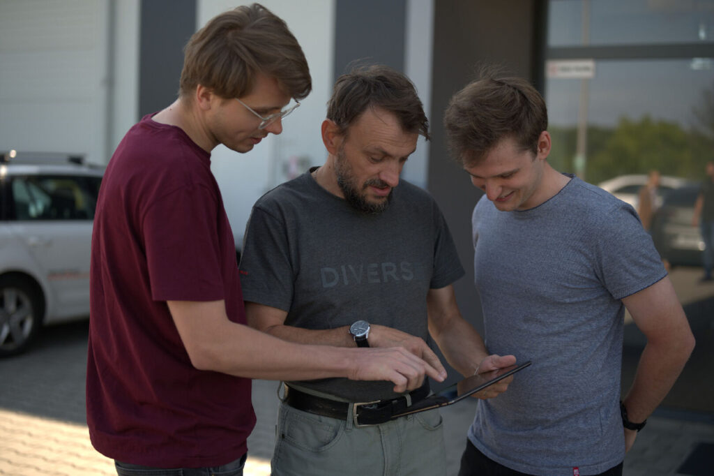 Monitoring Equipment Status - Virtual Factories. Men Using a Portable IIoT Device.

Monitorowanie stanu urzadzeń - wirtualne fabryki. Mężczyźni korzystają z urządzenia przenośnego IIoT.