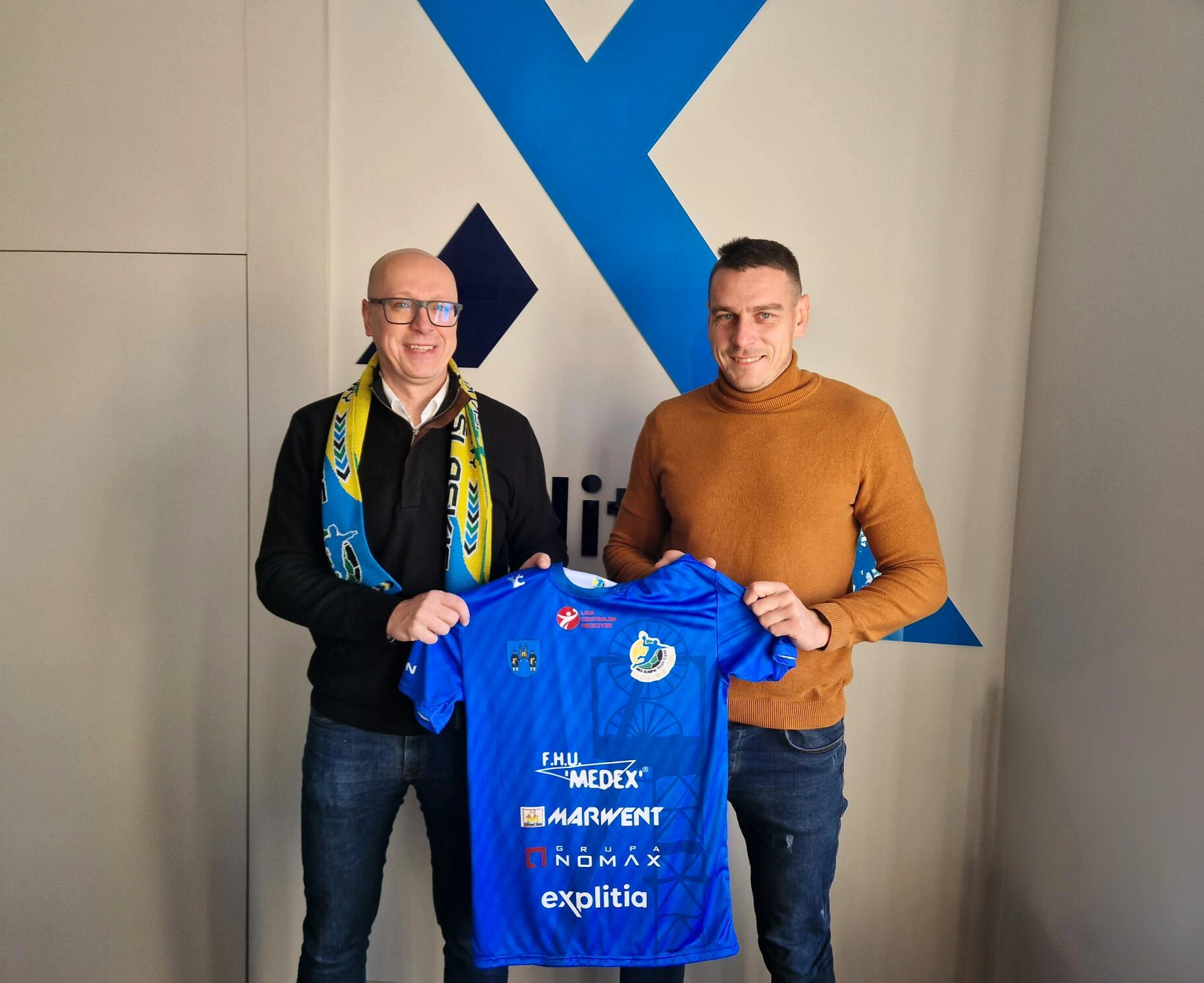 Zarząd explitia i Olimpii przy wspólnej koszulce firmowej. Propagowanie zdrowego trybu życia. | The Explitia and Olimpia MEDEX management teams together, holding a joint company jersey. Promoting a healthy lifestyle