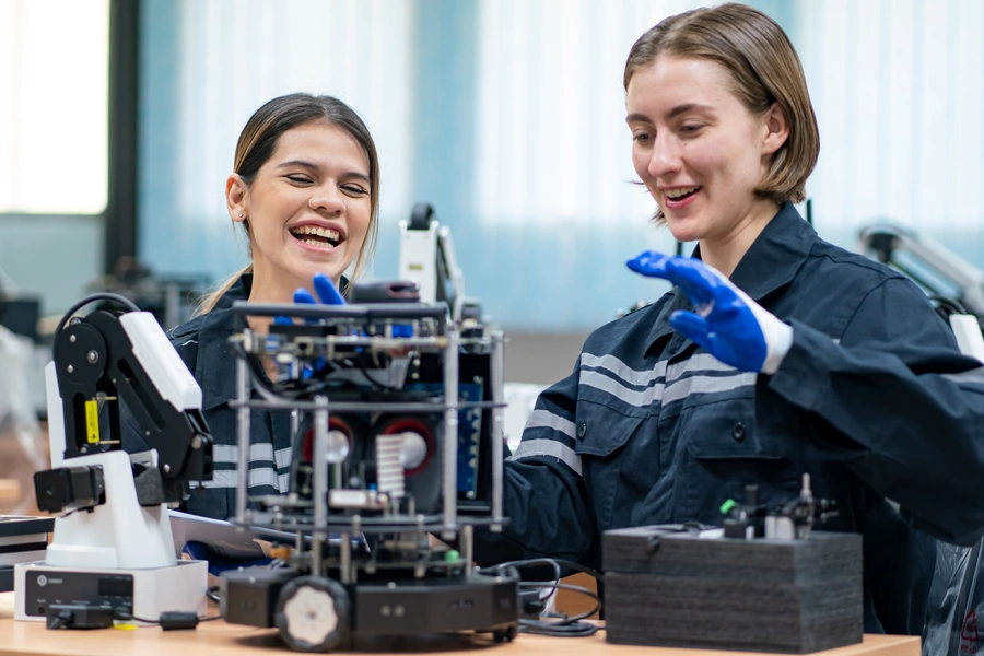 Przemysł 4.0. (dwie kobiety kontrolują działanie robota)