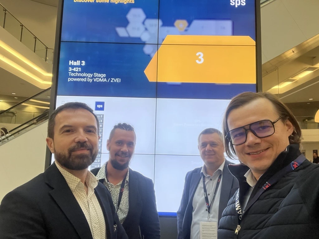 CEO, CFO oraz członkowie zespołu explitia podczas targów SPS w Norymberdze | The CEO, CFO, and members of the explitia team at the SPS trade fair in Nuremberg.