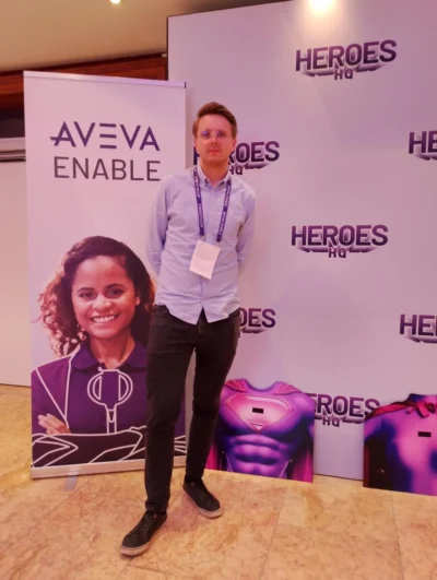 Dawid Krawczyk – explitia na AVEVA ENABLE 2025 (na tle ścianki reklamowej)