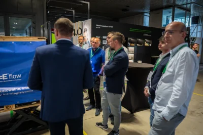 kilku mężczyzn (przedstawiciele explitia na gali Astora)