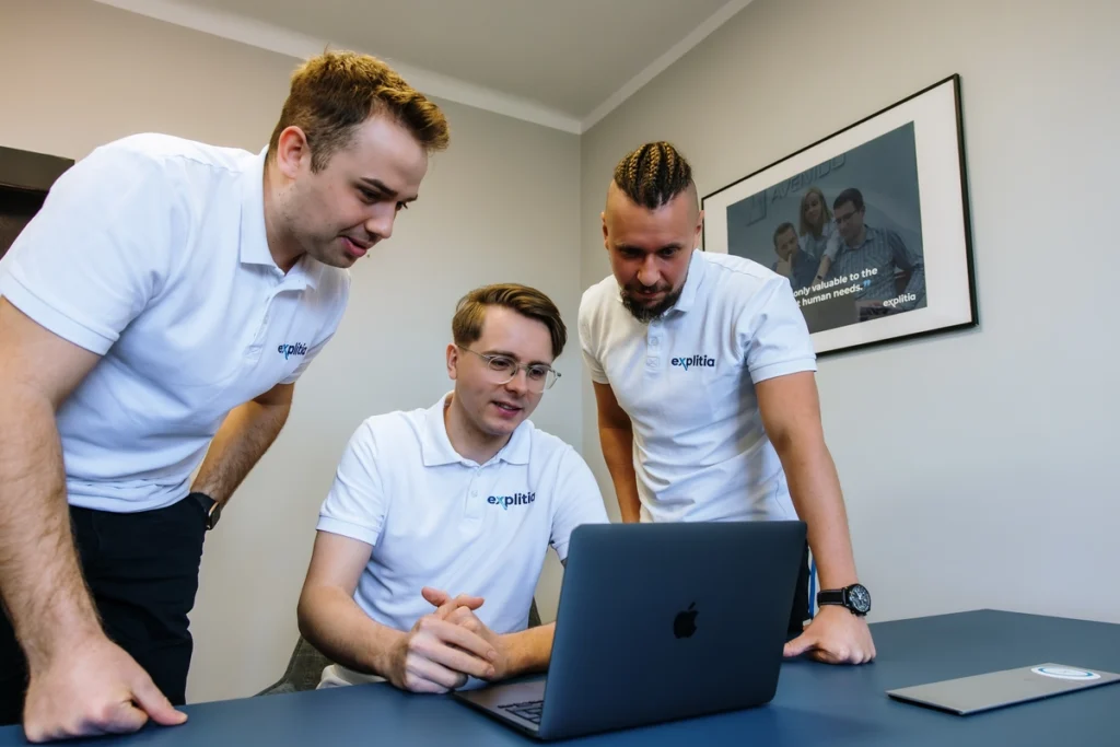 explitia: trzech mężczyzn tworzących dokumentację po audycie technologicznym