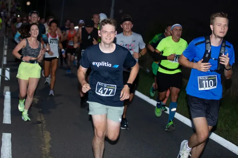 Uczestnicy półmaratonu w Piekarach Śląskich – na pierwszym planie mężczyzna w koszulce explitia