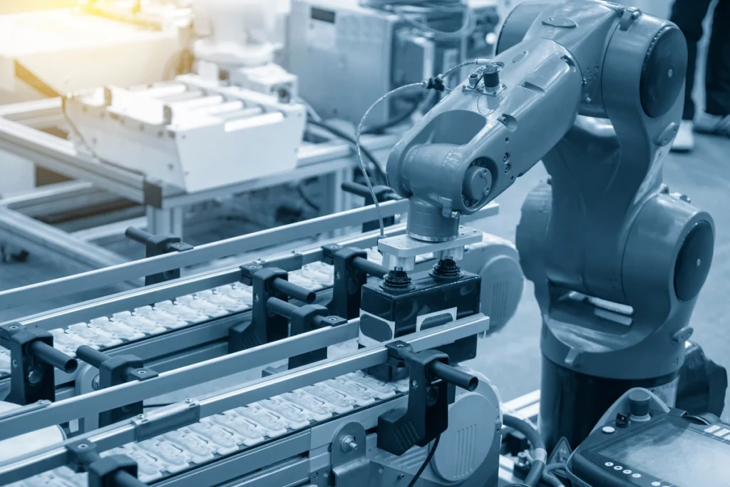 gotowy system MES w produkcji (ramię robota na linii produkcyjnej)