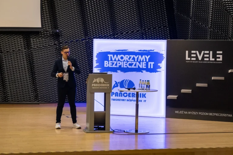Adrian stelmach na scenie konferencji Pancernik