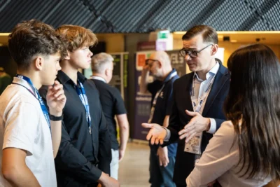 Pancernik Security Show 2025 (trzech mężczyzn i jedna kobieta w dyskusji o cyberbezpieczeństwie)