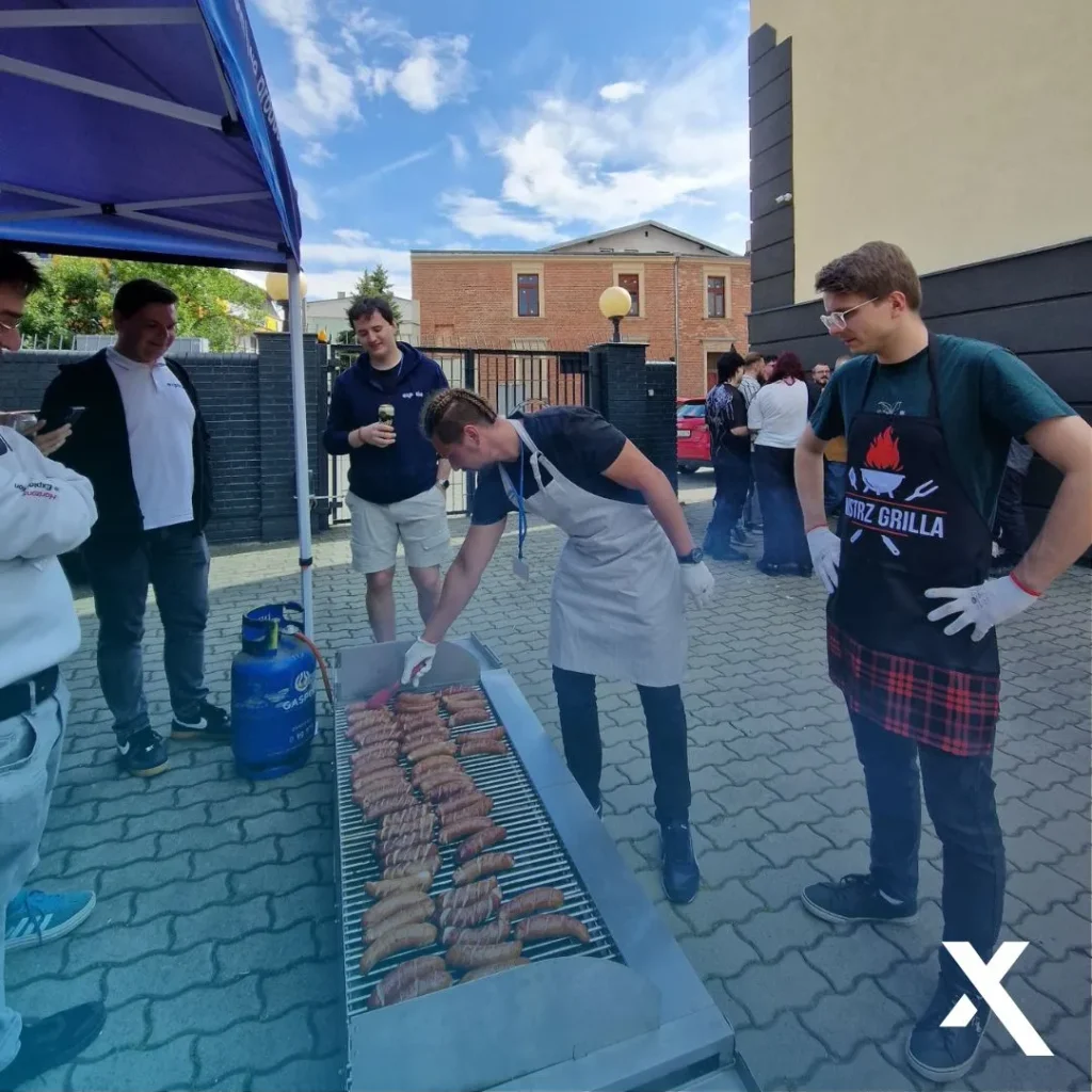 urodziny-explitia (mężczyźni nad grillem)