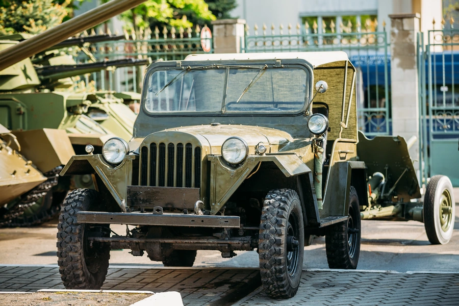 transformacja cyfrowa przemysłu zbrojeniowego (samochód wojskowy typu jeep)