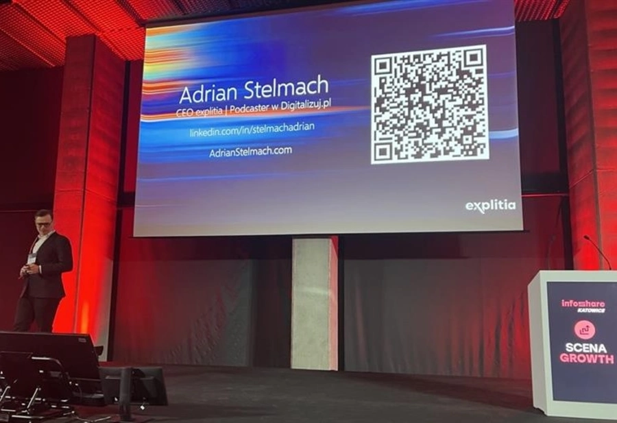 Infoshare Katowice 2025 (Adrian Stelmach podczas prelekcji na scenie Growth)