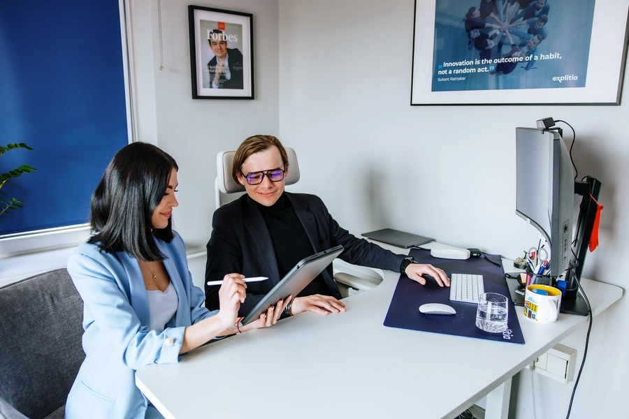 wskaźnik OEE – jak liczyć OEE (CEO explitia z asystentką przy biurku)