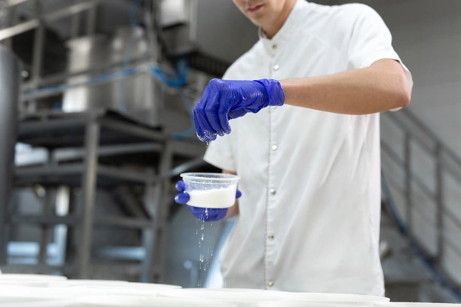 etapy procesy technologicznego (technolog wsypujący odżywkę do mleka)