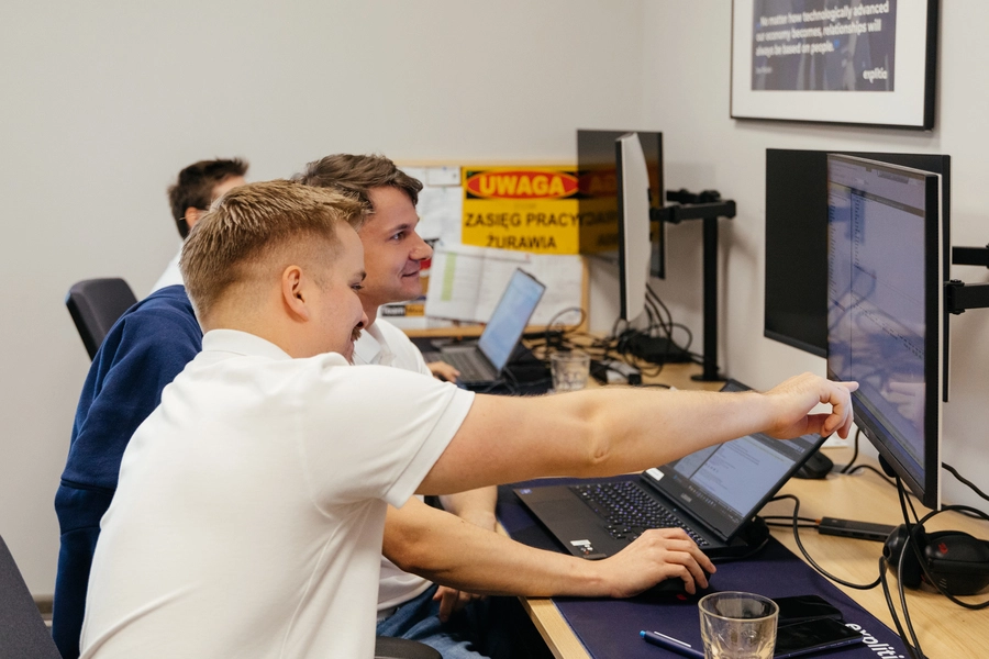 raportowanie produkcji (programiści explitia przy komputerach)