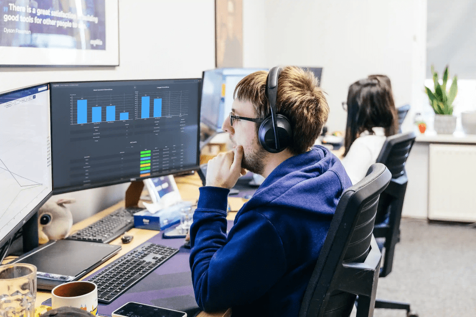 Systemy Andon w praktyce produkcyjnej. Zespół explitia podczas pracy na rozwiązaniem