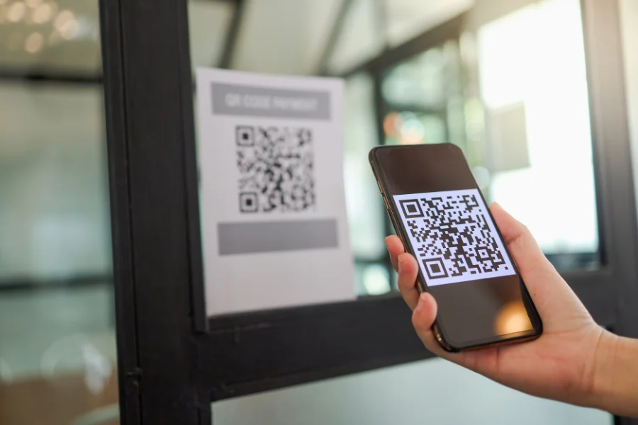 Was ist ein digitaler Produktpass? Mehr als QR-Codes
(Foto eines Smartphones in der Hand mit QR-Code und eines QR-Codes auf Glas)