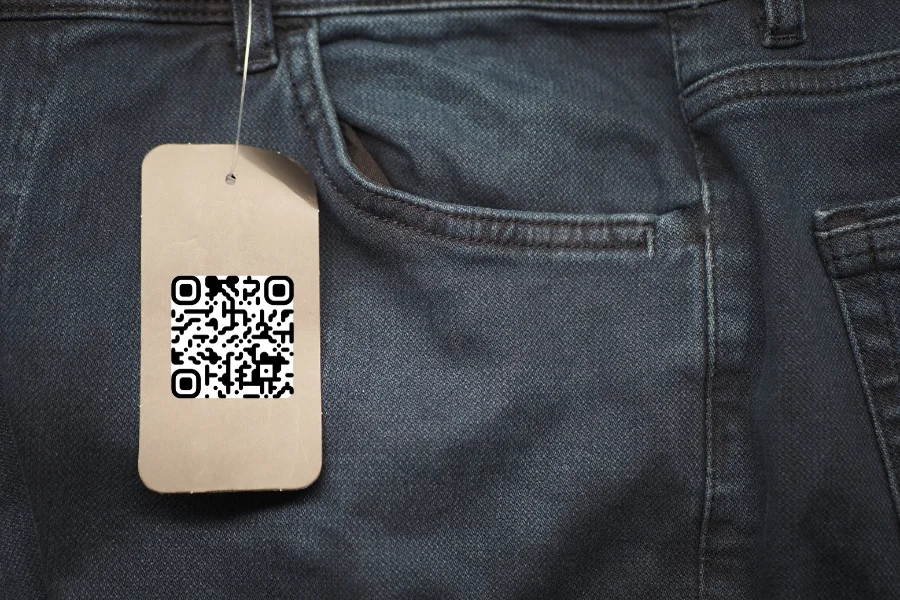 The DPP Regulation Will Also Cover the Textile Industry: What Do You Need to Know?
(image of pants with a tag featuring a QR code)