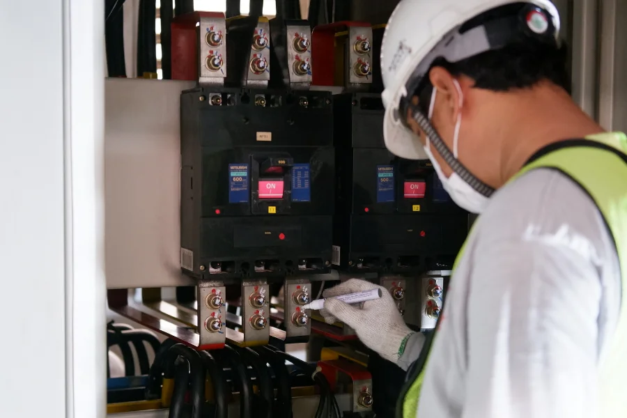 Gemba walking: see waste clearly
(employee marking a control panel)