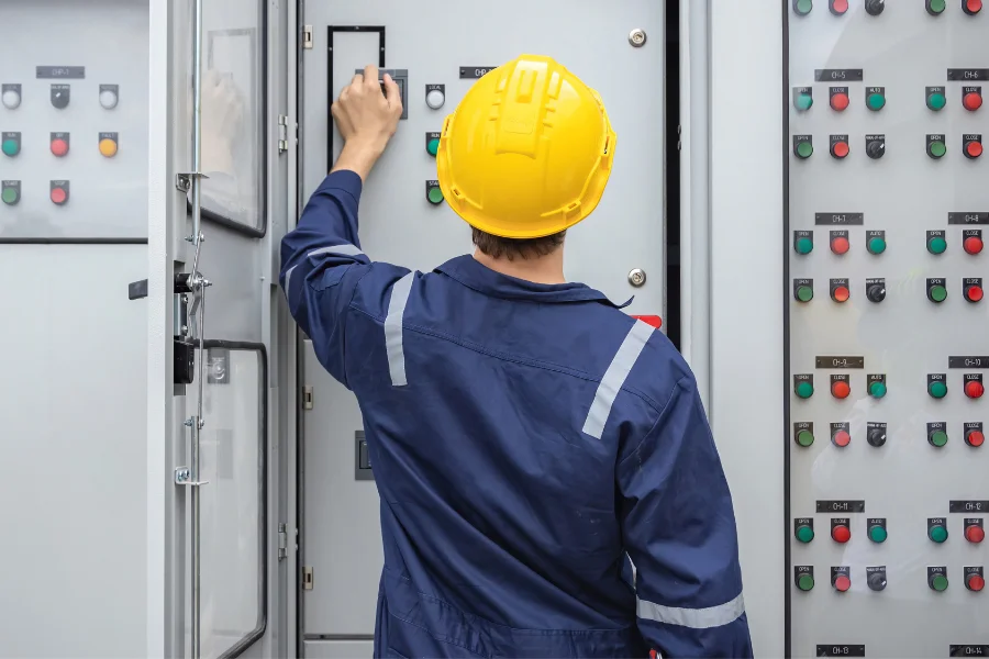 AVEVA industrial software platform: what it is
Photo: operator working at a control panel