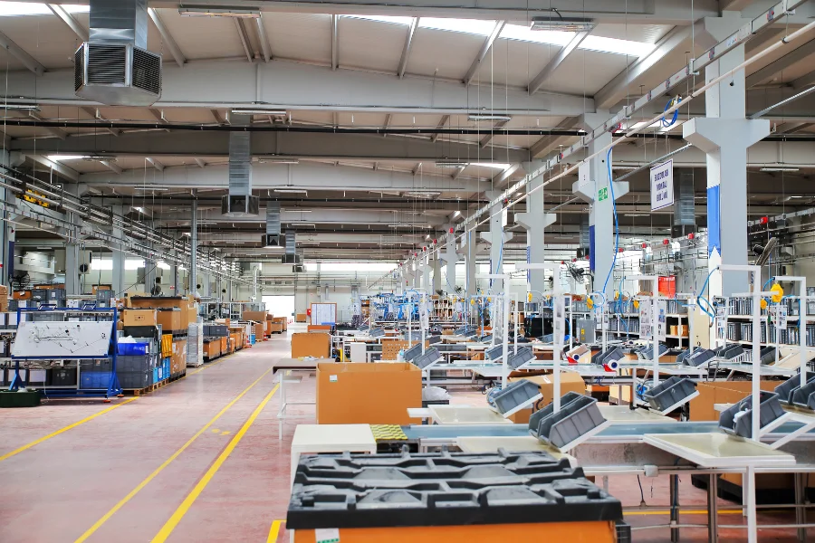 SMED Lean: Examples from Manufacturing Plants (photo of a production hall)