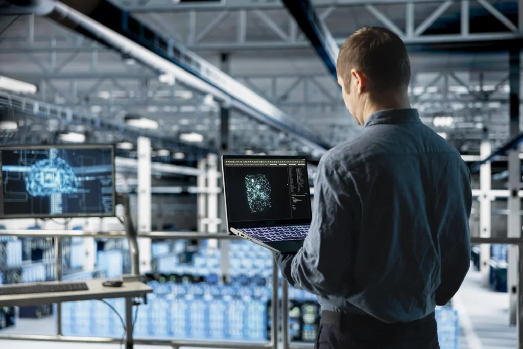 7 manufacturing trends – AI
(image of a manager reviewing a visualization)
