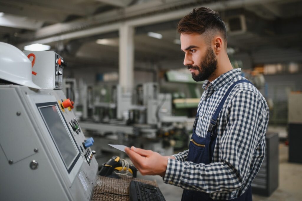 Efficiency in production – where should you start improving it? (photo of an operator at a machine)