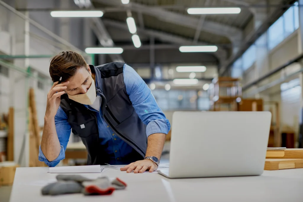 8 wastes of lean – start with the waste
(photo of an operator at a laptop)