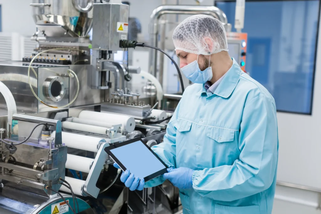 Production Report Without Excel – When Does Manual Reporting Stop Being Enough?
(Photo of a production worker checking a tablet)