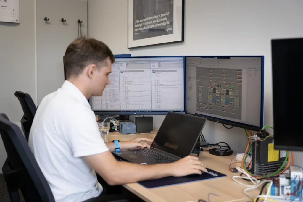 AI in production planning - when is it worth combining it with explitia.Whisp? (image of an explitia employee at work)